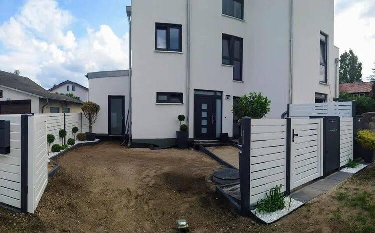 Terrassenwohnung auf 2 Etagen in einem 3-FH im Stil eines Doppelhauses. neuwertig, mit eigener Zufahrt